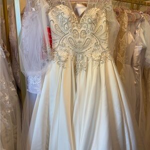 Elegant Ivory wedding Dress with Embellishments and 6 ft train